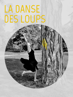 « En venant ici, par les quatre coins du monde pour acheter du pain, j’ai vu danser des loups ! » Une menterie où les contes de loup se tissent à un récit de vie vrai de vrai. « parole de conteuse ! »